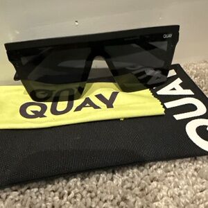 QUAY HINDSIGHT Unisex Oversized Flat Top Frame Sunglasses in Black